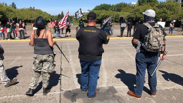 Trump Destekçileriyle Irkçılık Karşıtı Protestocular Çatıştı