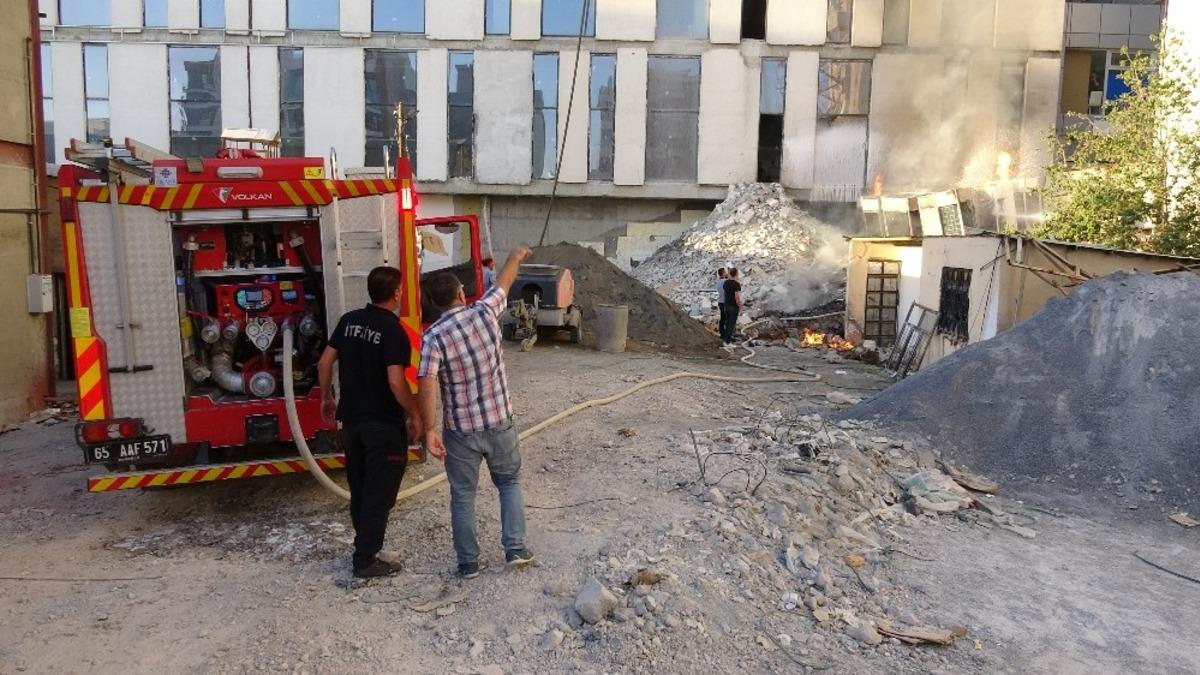 Korkutan yangın itfaiye ekiplerin m&uuml;dahalesiyle s&ouml;nd&uuml;r&uuml;ld&uuml;