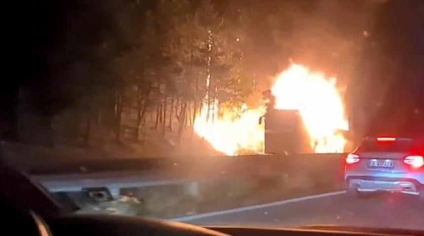 Bulgaristan&rsquo;dan İstanbul&rsquo;a gelen turist otob&uuml;s&uuml;nde yangın