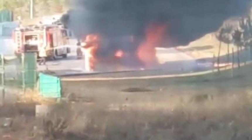 Tuzla'da &ouml;zel halk otob&uuml;s&uuml; alev alev yandı