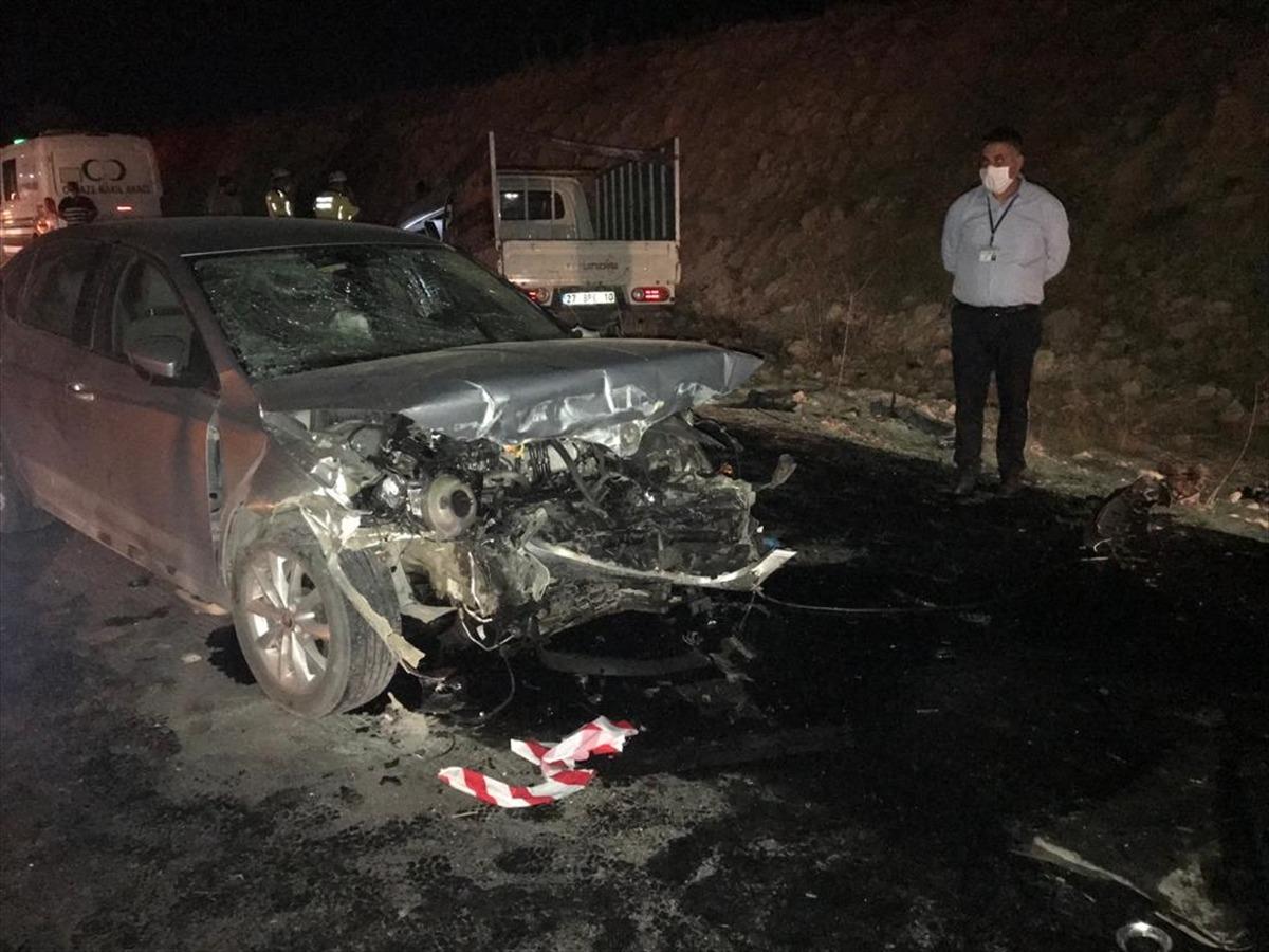 G&Uuml;NCELLEME - Gaziantep'te zincirleme trafik kazası: 4 &ouml;l&uuml;, 7 yaralı