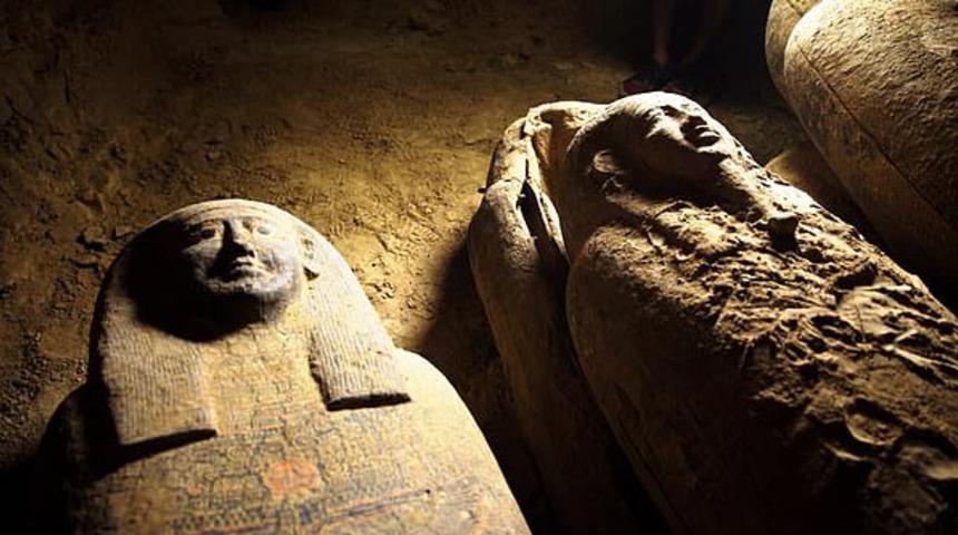 Mısır’da 2 bin 500 yıllık 13 tahta tabut bulundu
