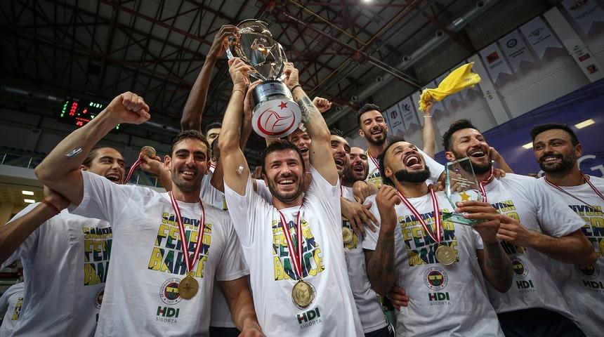 AXA Sigorta Erkekler Şampiyonlar Kupası şampiyonu Fenerbahçe HDI Sigorta kupasını aldı