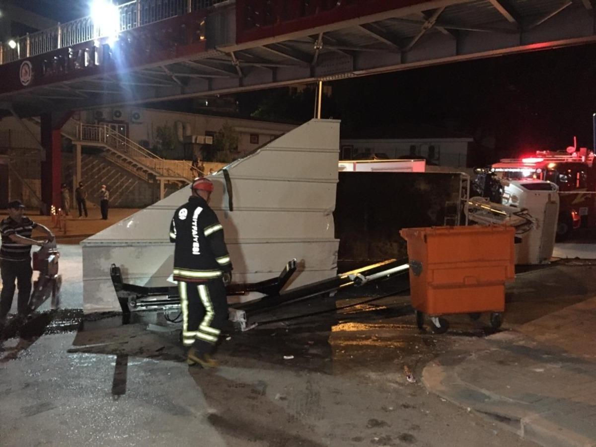 Prefabrik ev taşıyan &ccedil;ekici &uuml;st ge&ccedil;ide takılarak devrildi