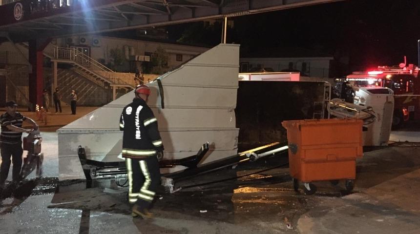 Denizli'de prefabrik ev taşıyan çekici üst geçide takılarak devrildi