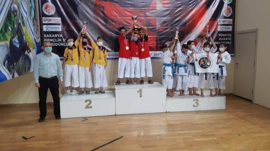 Kayserili karatecilerin b&uuml;y&uuml;k başarısı