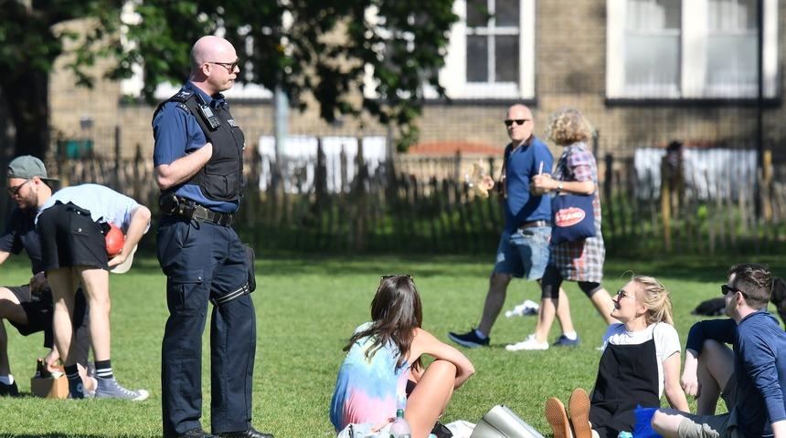 İngiltere'de Pazartesi'den itibaren 6 kişiden kalabalık toplanmalar yasak