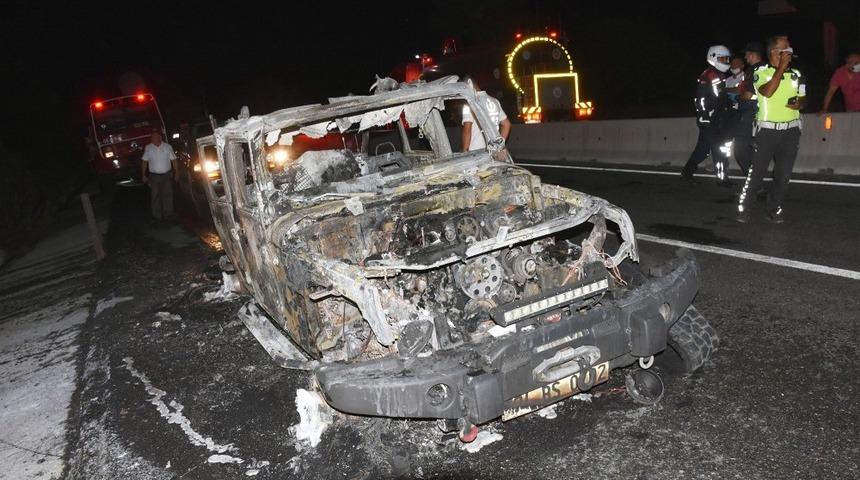 Muğla'da karayolunda yanan ara&ccedil; ormanı da yaktı