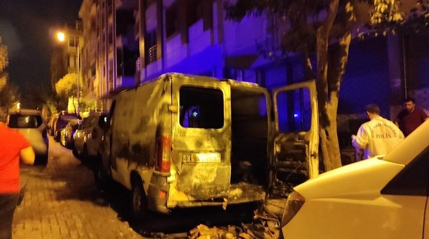 Güngören'de panelvan minibüs sokak ortasında alev alev yandı