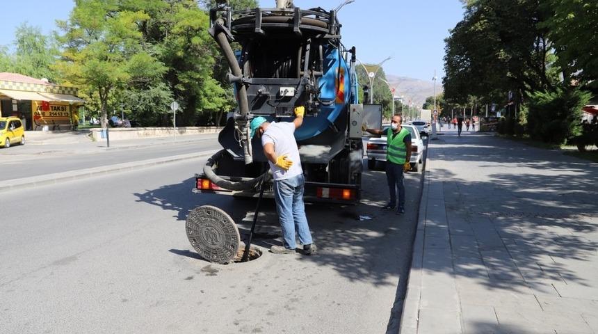 Kanalizasyon hatları temizleniyor