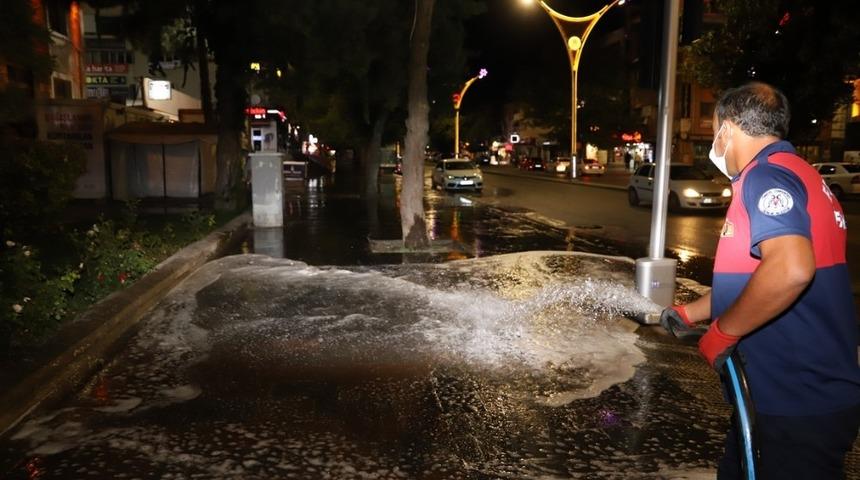 Belediye ekipleri Covid-19 &ouml;nlemleri kapsamında caddeleri dezenfekte etti