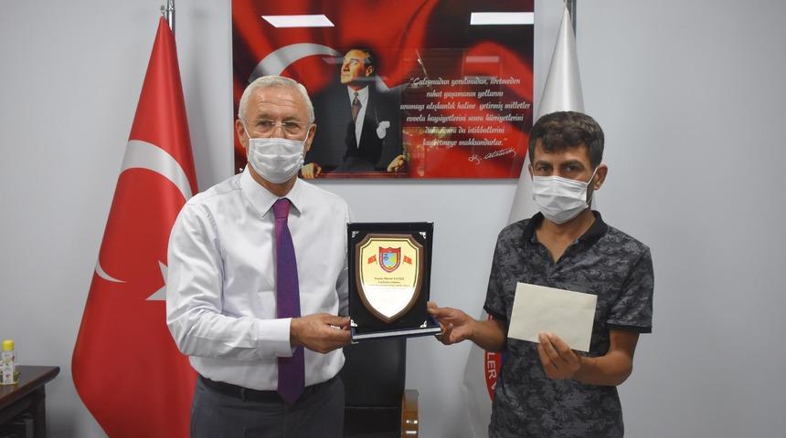 Taksisinde unutulan çantada bozuk para var sandı, 2.5 kilo altın çıktı