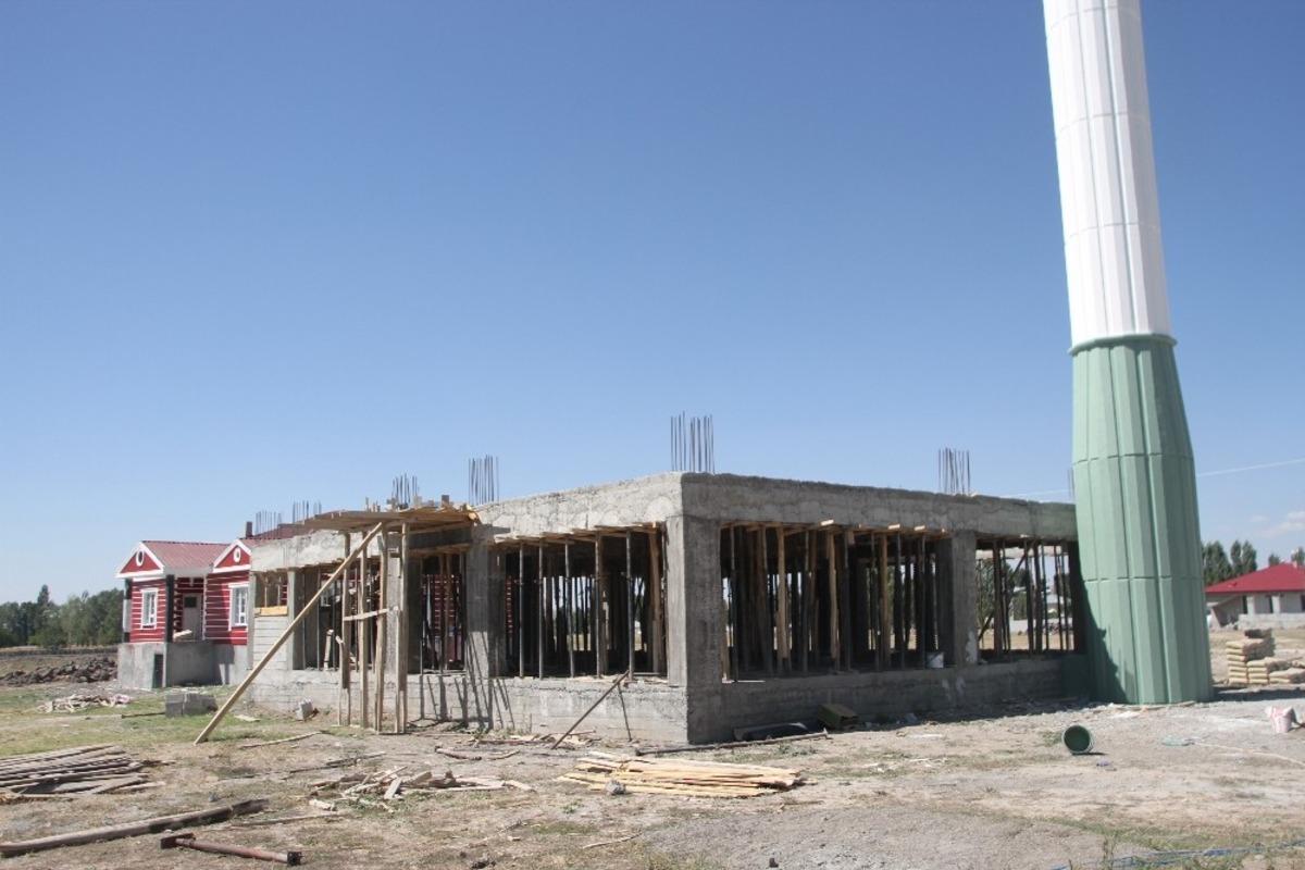 Hayırseverlerin yaptırdığı cami hızla y&uuml;kseliyor