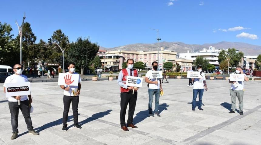 Erzincanlı öğretmenlerden "Kurallara uyalım okulları açalım" etkinliği