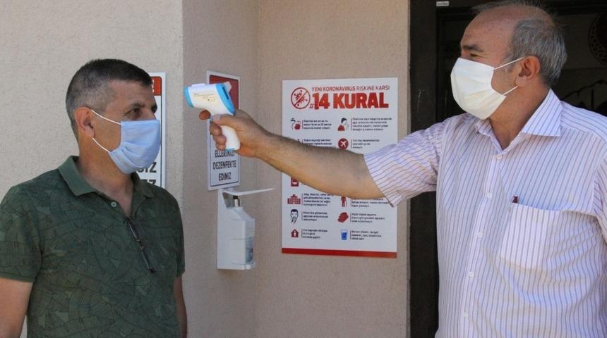 Muhtar mahalle sakinlerinin ateşini &ouml;l&ccedil;&uuml;p i&ccedil;eri alıyor