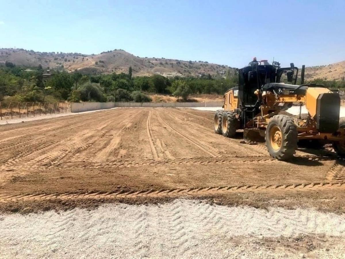 Yeşilyurt Belediyespor&rsquo;da antrenman sahası yapım &ccedil;alışmaları s&uuml;r&uuml;yor