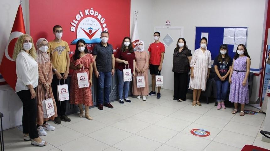 YKS&rsquo;de dereceye giren &ouml;ğrencilerini &ouml;d&uuml;llendirdi