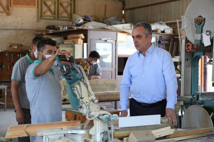 Konyaaltı Belediyesi, parkların mobilya ve demir tefrişatını kendisi üretiyor G1