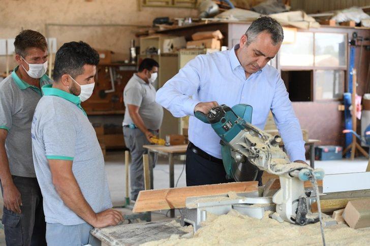 Konyaaltı Belediyesi, parkların mobilya ve demir tefrişatını kendisi üretiyor G2