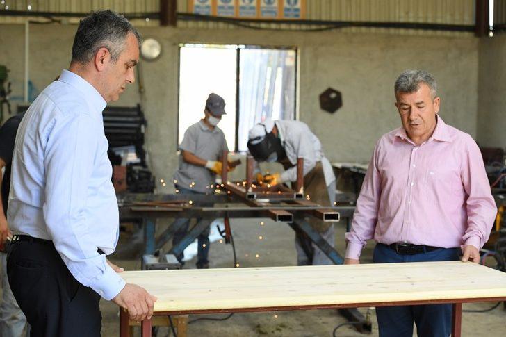 Konyaaltı Belediyesi, parkların mobilya ve demir tefrişatını kendisi üretiyor G3