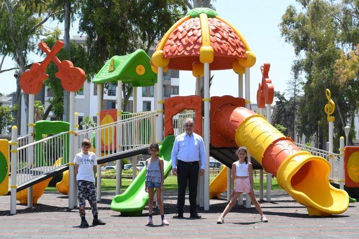 Konyaaltı Belediyesi, parkların mobilya ve demir tefrişatını kendisi üretiyor G4