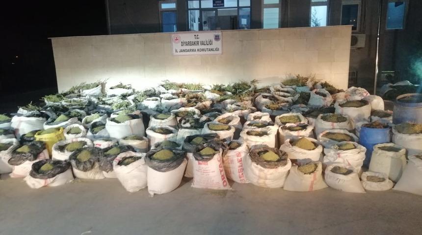 Diyarbakır'da 14 milyon k&ouml;k kenevir, 5 ton esrar ele ge&ccedil;irildi