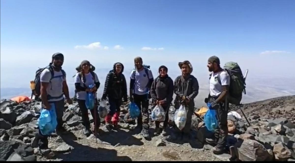 Vanlı dağcıların Ağrı Dağı&rsquo;nda &ccedil;&ouml;p tepkisi