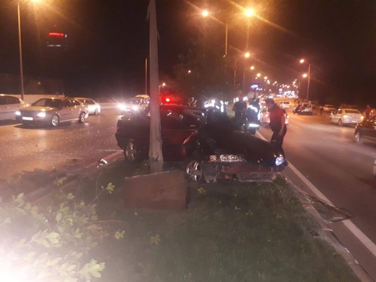 Direksiyon hakimiyetini kaybeden s&uuml;r&uuml;c&uuml; aydınlatma direğine &ccedil;arparak durabildi