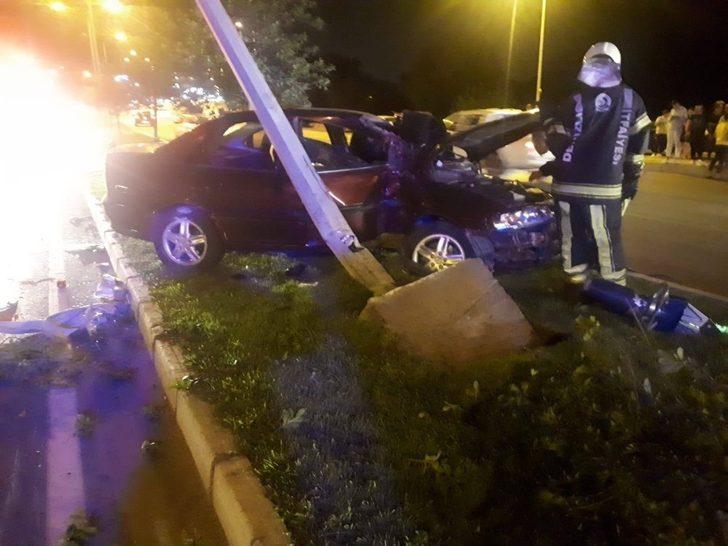 Direksiyon hakimiyetini kaybeden sürücü aydınlatma direğine çarparak durabildi G3