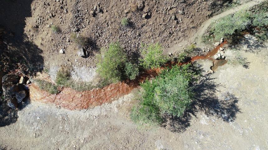 Bu suyun sırrı &ccedil;&ouml;z&uuml;lemiyor! Haftada 2 g&uuml;n kırmızı akıyor