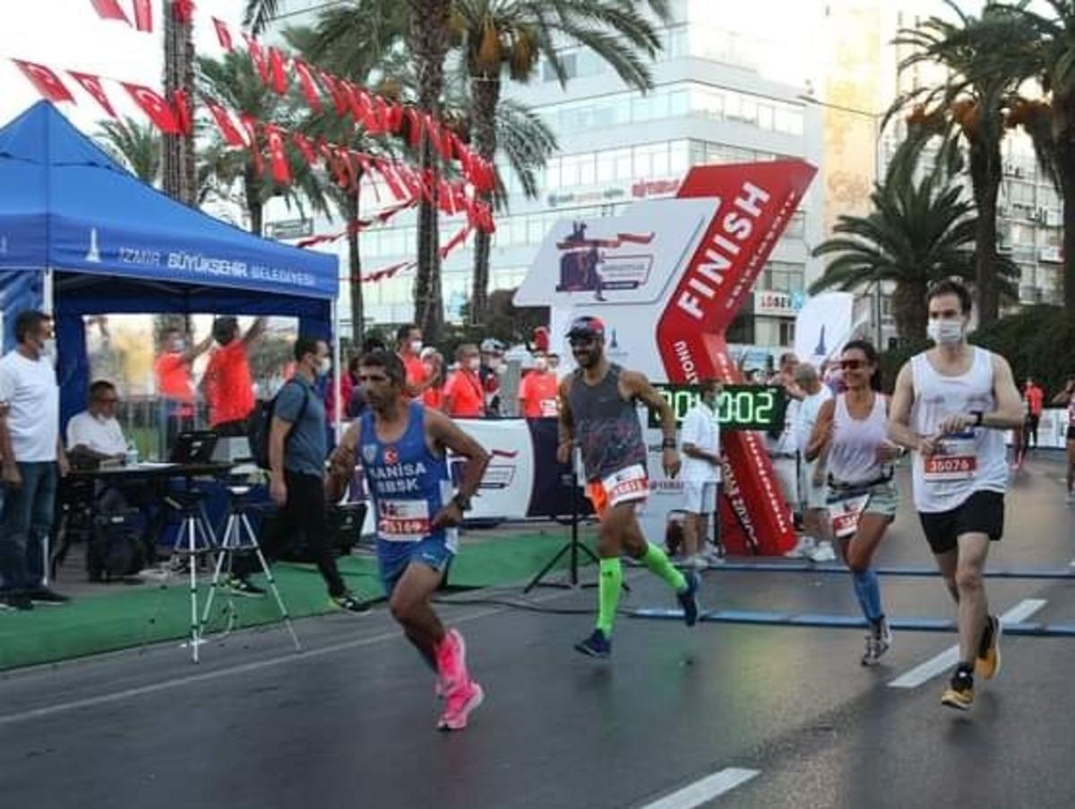 Aynı g&uuml;n 2 farklı şehirde 2 madalya kazandı