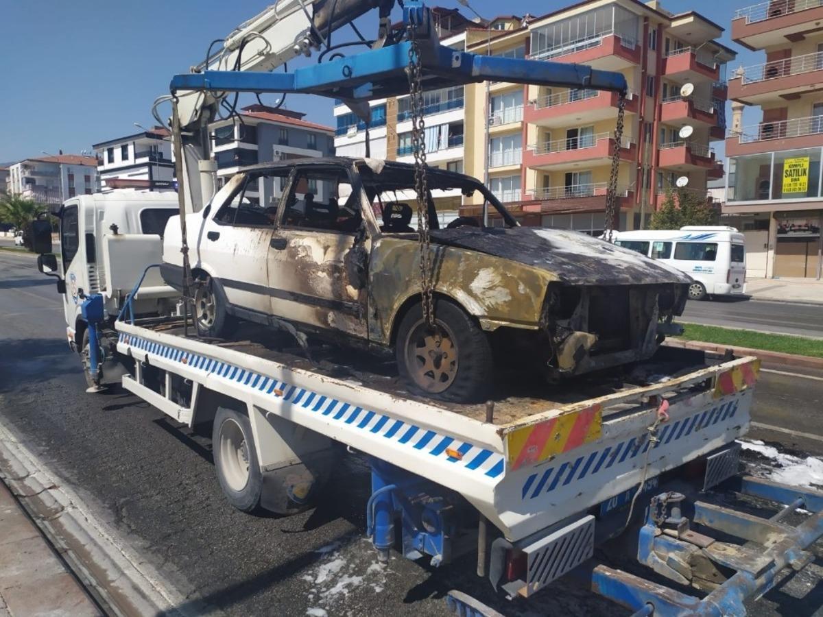 Hareket halindeki otomobil alevlere teslim oldu