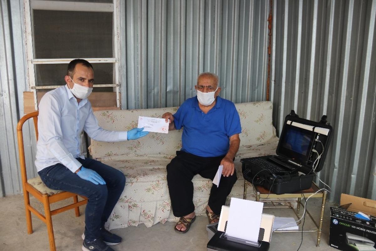 Hasta ve yaşlılara &rsquo;evde n&uuml;fus c&uuml;zdanı&rsquo; hizmeti