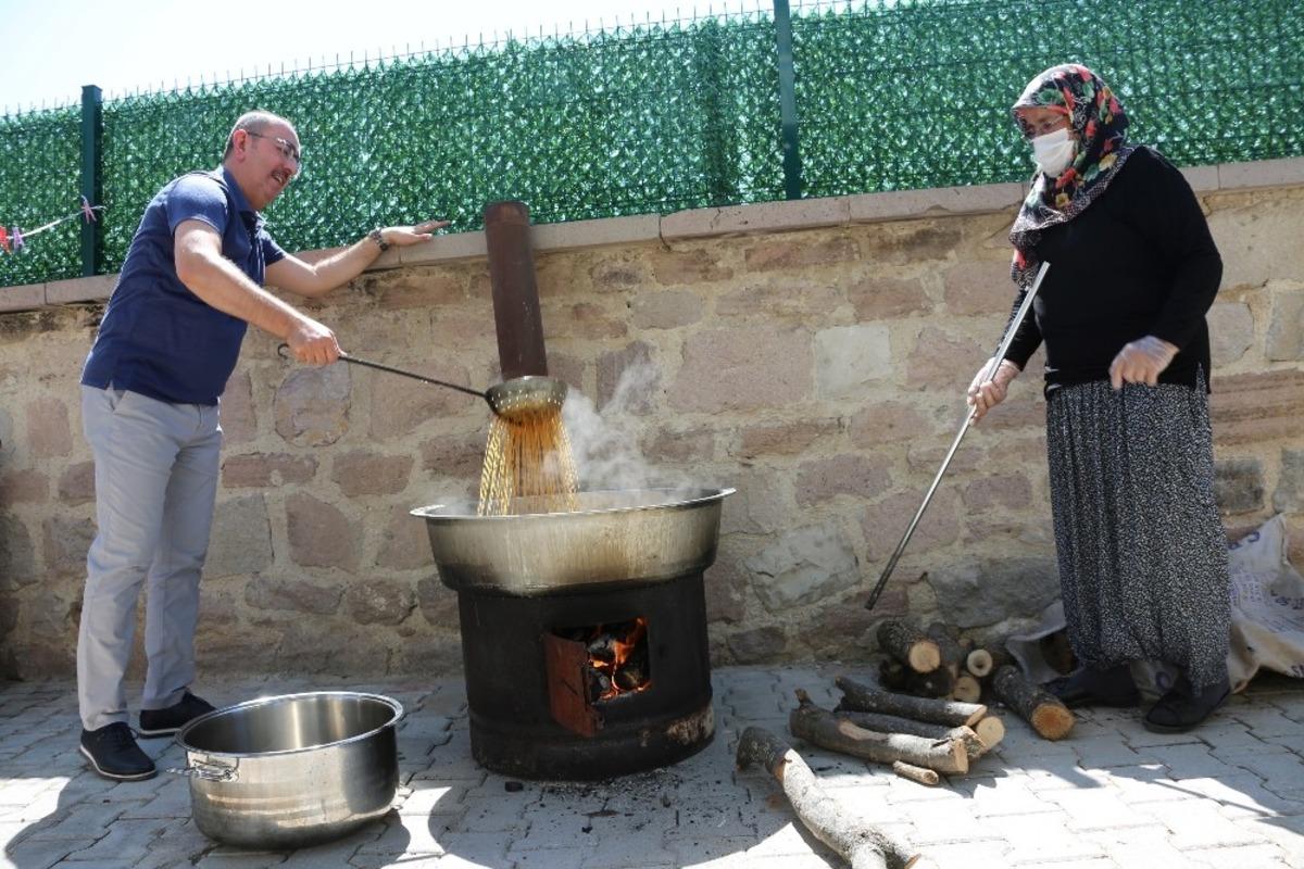 Başkan Kavuş bağbozumu yaptı, pekmez kaynattı
