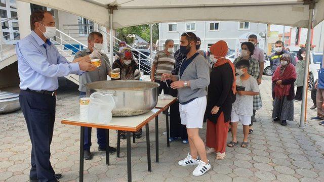 Başkan Şahin vatandaşlara aşure dağıttı