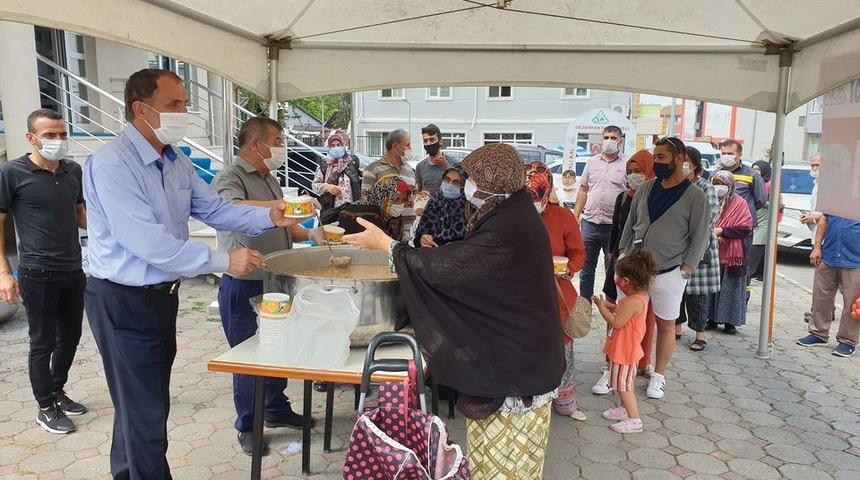 Başkan Şahin vatandaşlara aşure dağıttı