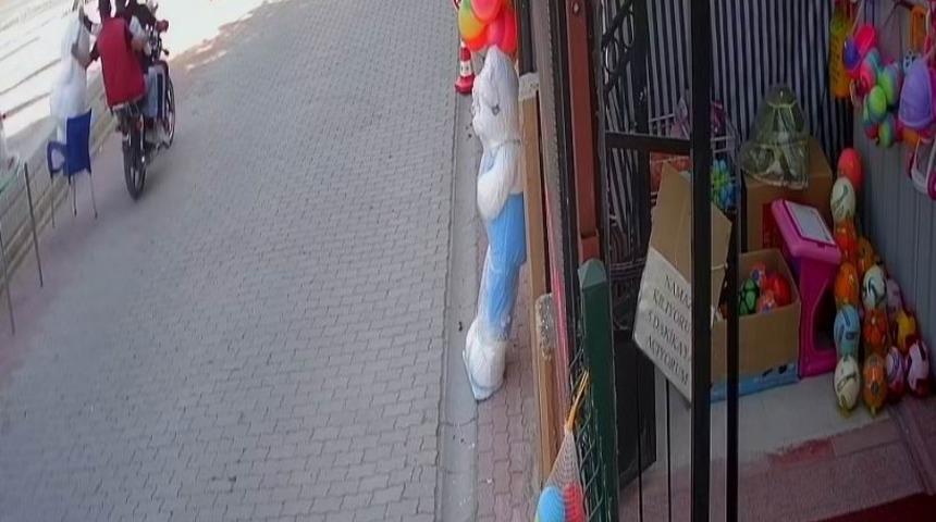 Dikkat &ccedil;ekmek i&ccedil;in koymuştu! Oyuncak ayıyı b&ouml;yle &ccedil;aldılar