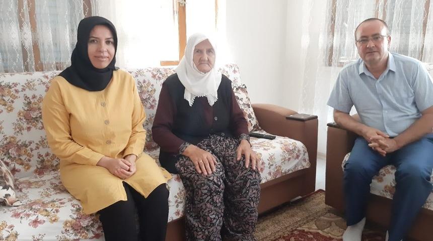 Kaymakamlık personeli şehit annesini ziyaret etti