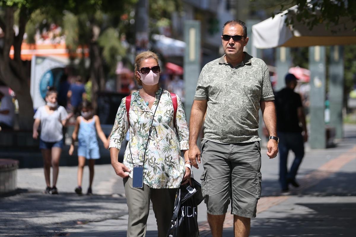 Antalya'da zorunluluğa rağmen maske takmamakta direnenler kameraya yansıdı