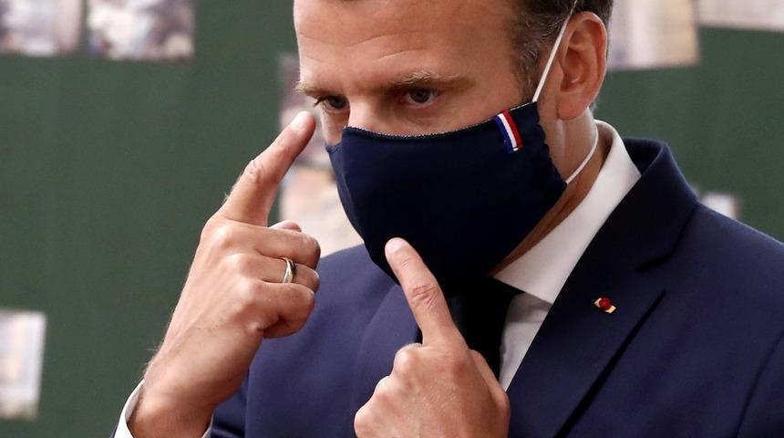 Maskesini &ccedil;ıkarıp defalarca &ouml;ks&uuml;ren Macron tepki &ccedil;ekti