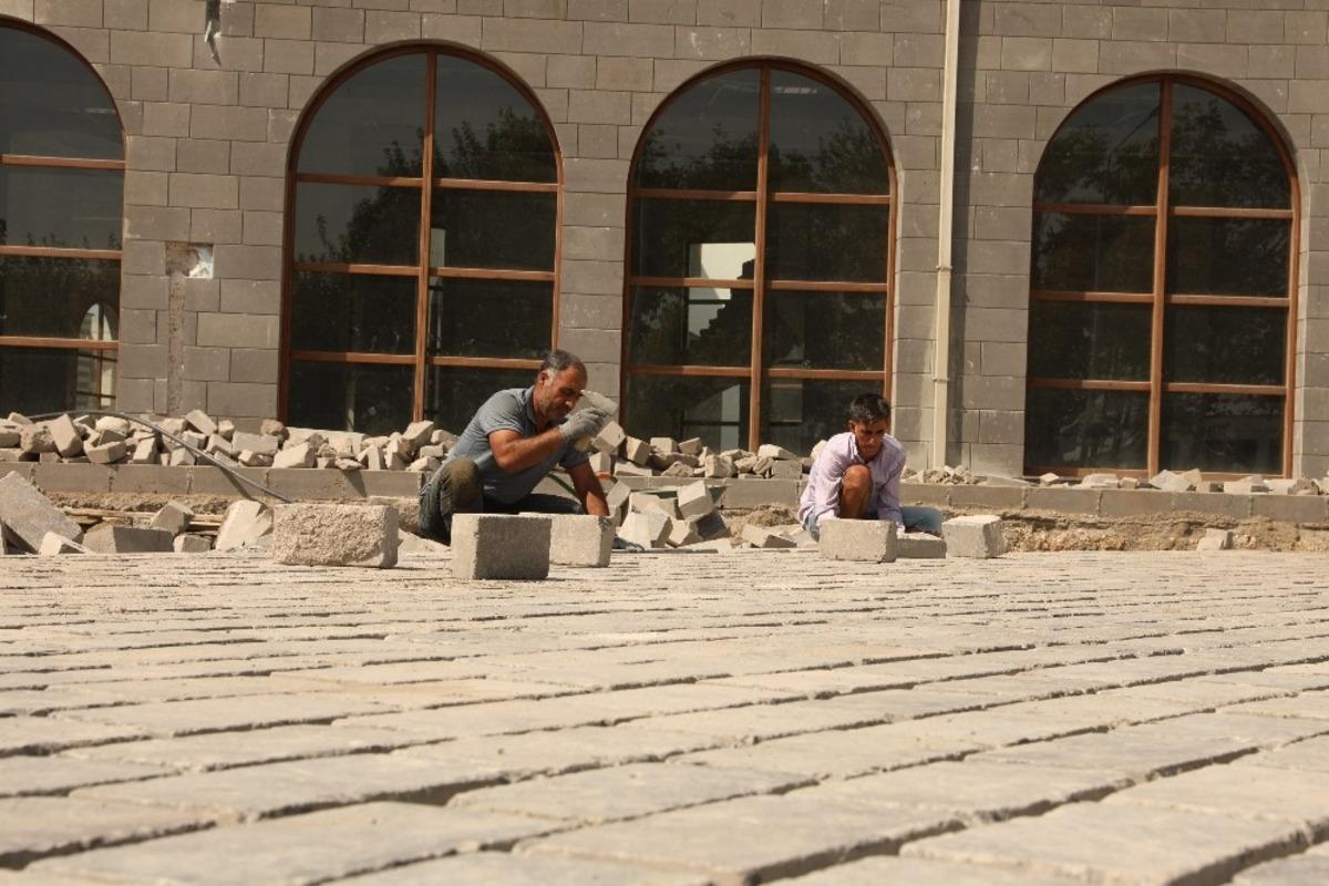 Diyarbakır B&uuml;y&uuml;kşehir Belediyesi, yol ve &ccedil;evre d&uuml;zenleme &ccedil;alışmalarını hızlandırdı