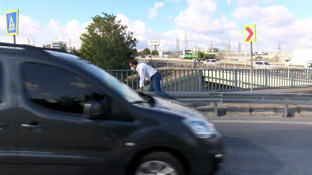 Yaya geçidini kullananları şaşkına çeviren bariyer