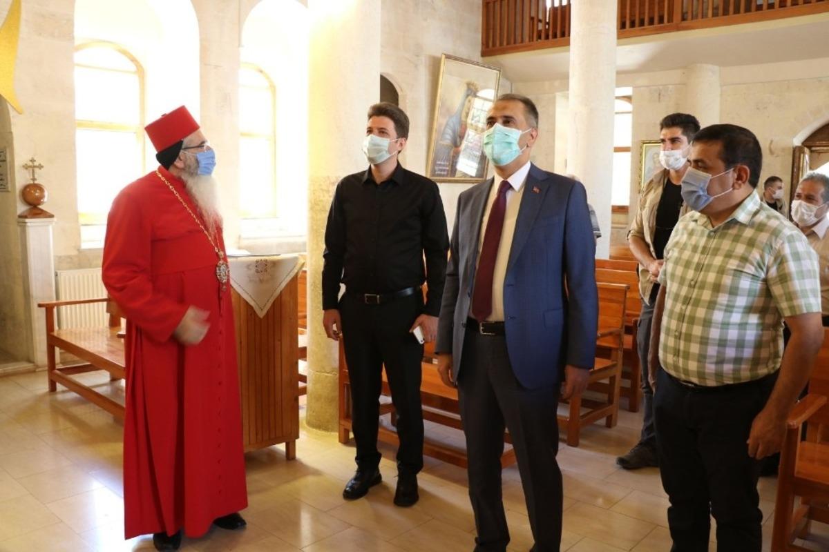 Vali Mahmut &Ccedil;uhadar&rsquo;dan S&uuml;ryani Kadim Kilisesine ziyaret