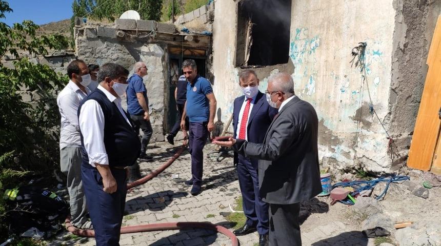 Kaymakam Per&ccedil;i ve Belediye Başkanı D&ouml;lekli yanan evde incelemelerde bulundular
