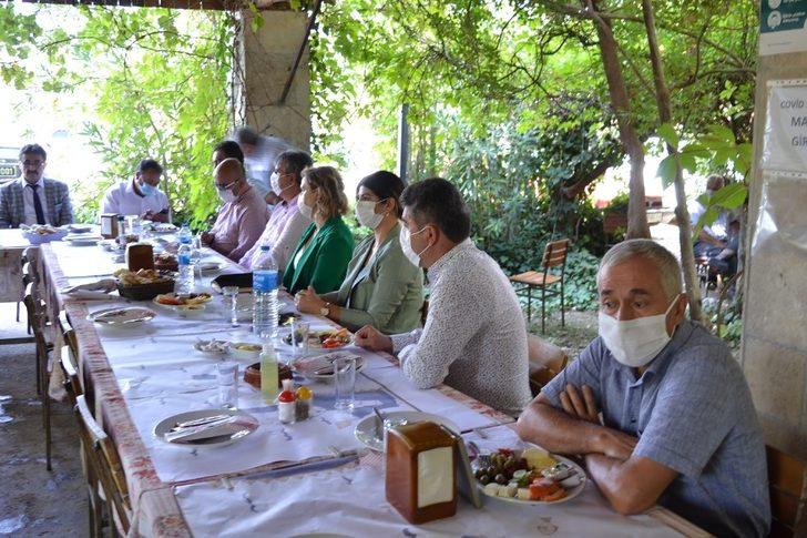 Karacasu’da muhtarlar toplantısı yoğun bir katılımla yapıldı G3