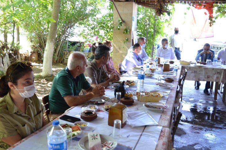 Karacasu’da muhtarlar toplantısı yoğun bir katılımla yapıldı G4