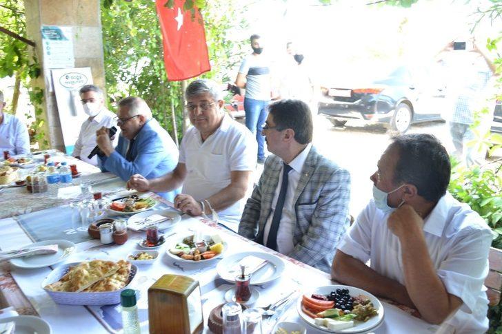 Karacasu’da muhtarlar toplantısı yoğun bir katılımla yapıldı G5