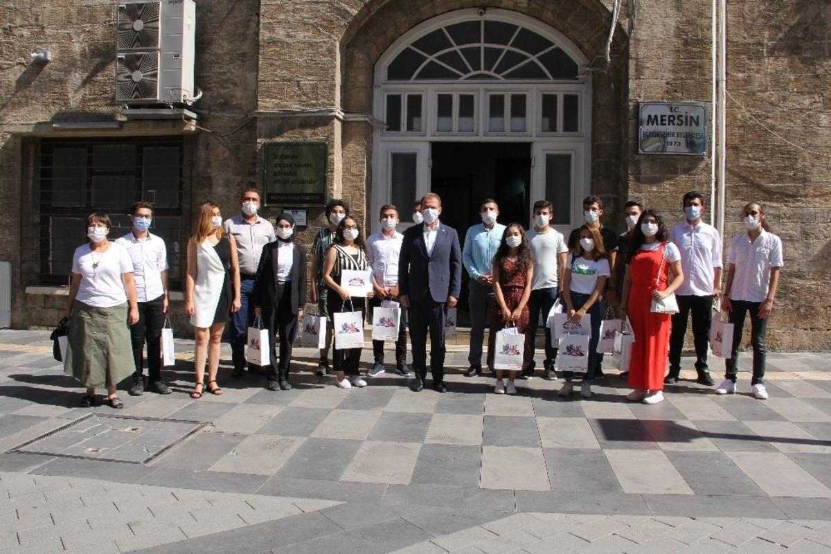 Başkan Se&ccedil;er, &uuml;niversiteyi kazanan &ouml;ğrencilerle buluştu