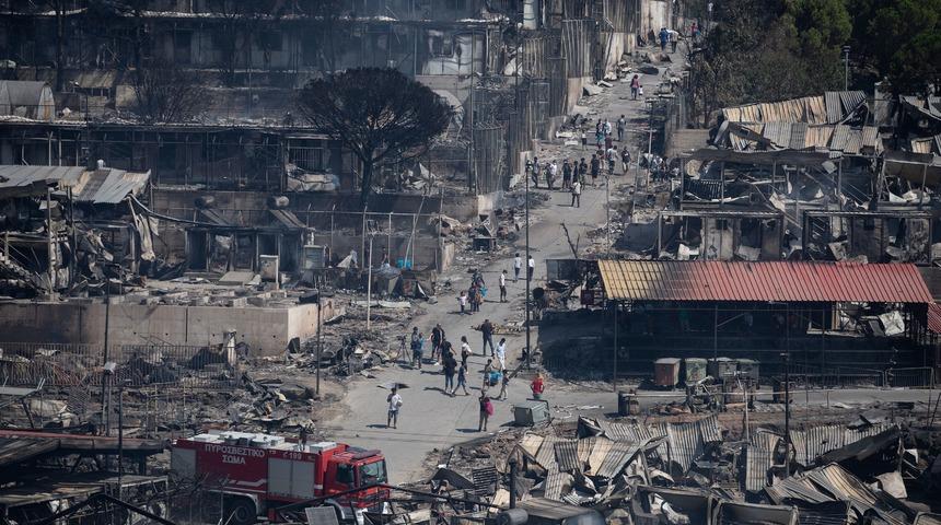 Yunanistan'da Moria kampındaki yangında binlerce sığınmacı evsiz kaldı