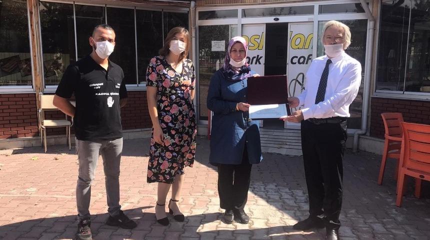 Kadına şiddete karşı tiş&ouml;rtl&uuml; farkındalığa teşekk&uuml;r plaketi